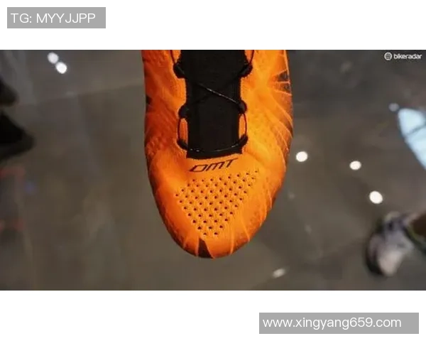 球星穿无鞋带足球鞋引领潮流 赛场创新设计让运动更自由